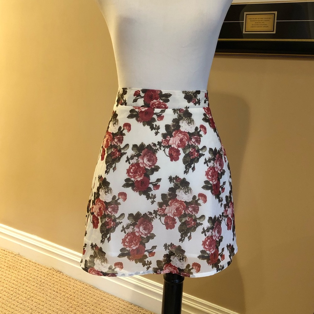 Beautiful floral print skirt w/zipper on side